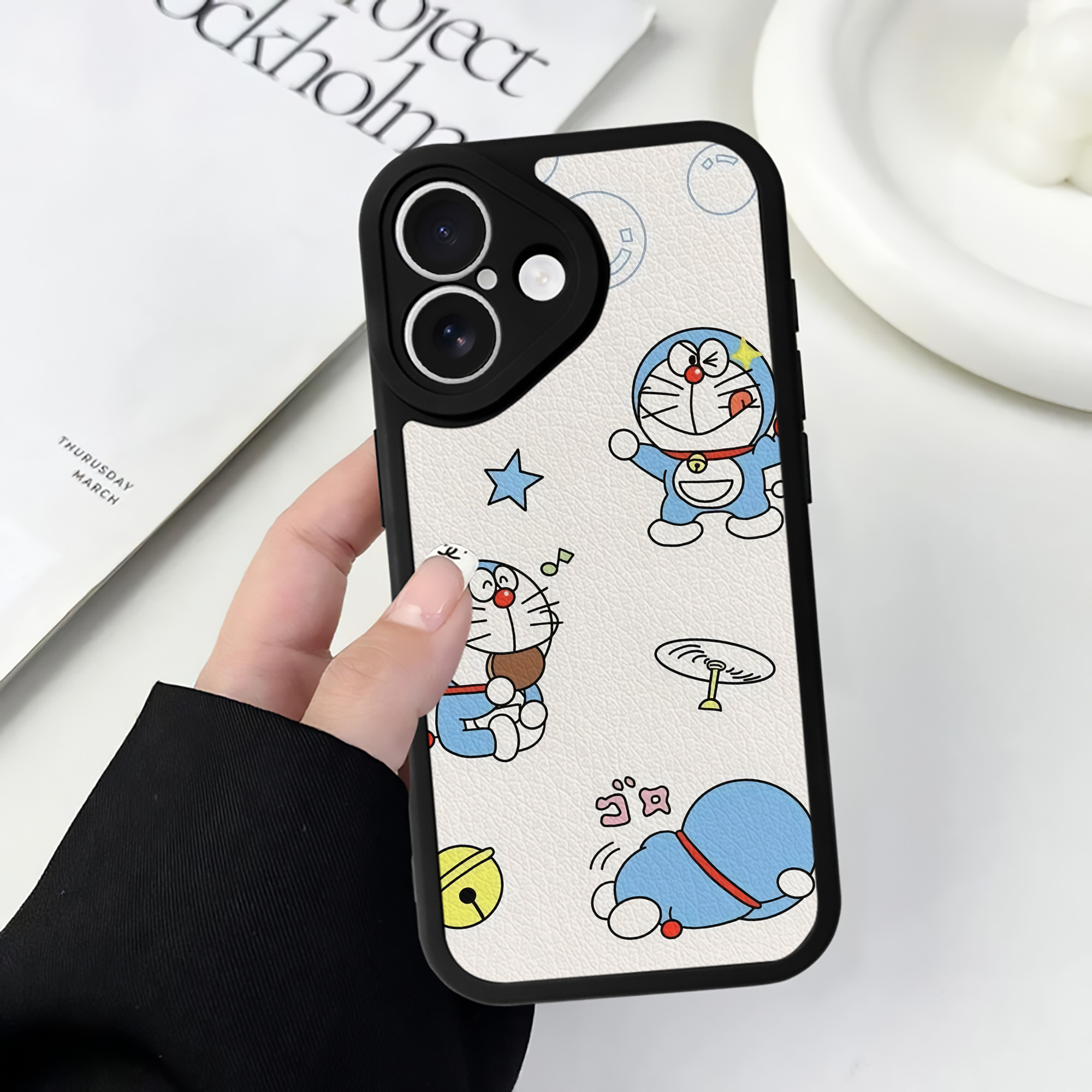 （画像用） ドラえもん Doraemon 【iPhone 16シリーズ対応】シリコンスマホケース（レザー調） 材質：シリコン